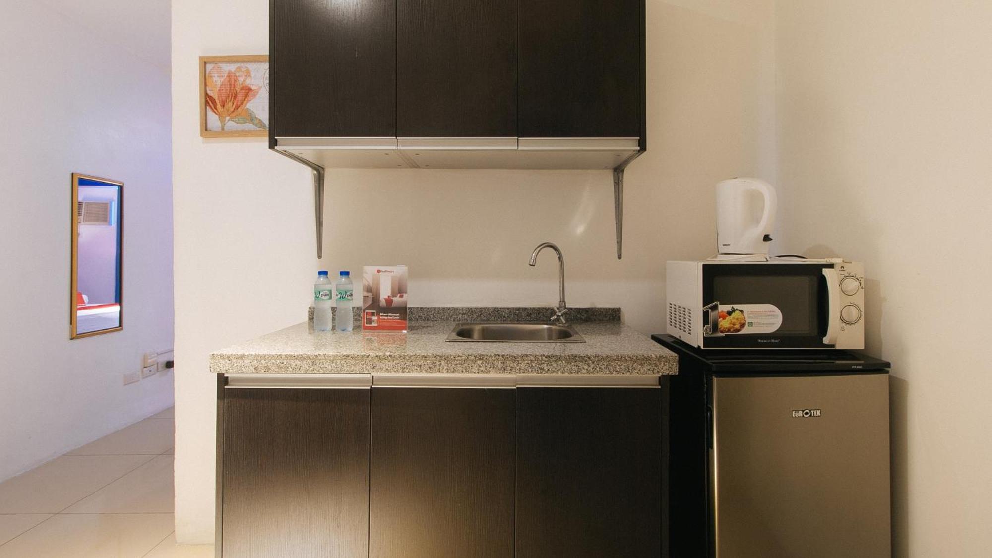 Reddoorz @ Melbourne Suites Makati Макати Экстерьер фото
