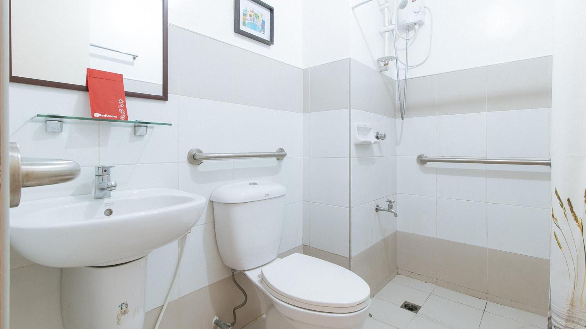 Reddoorz @ Melbourne Suites Makati Макати Экстерьер фото