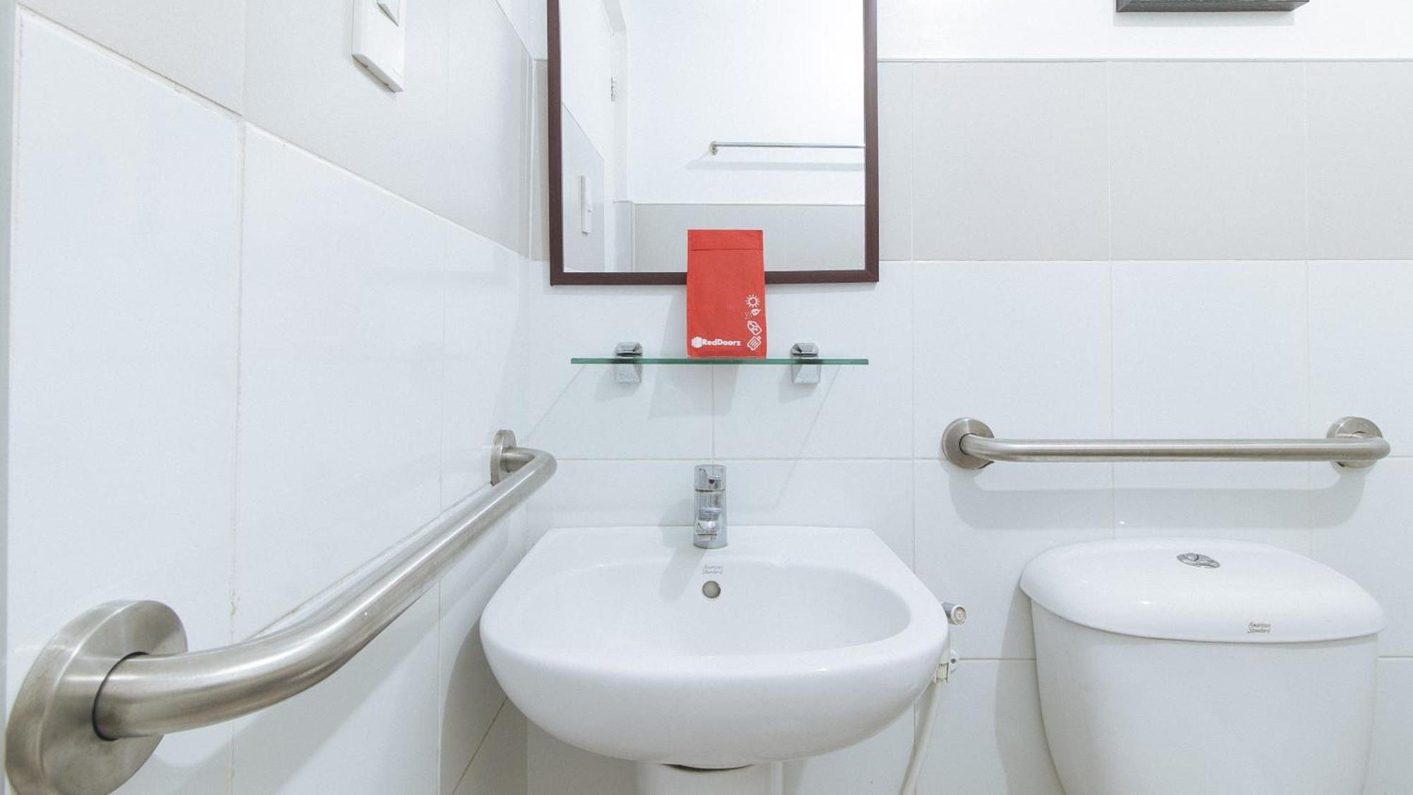 Reddoorz @ Melbourne Suites Makati Макати Экстерьер фото