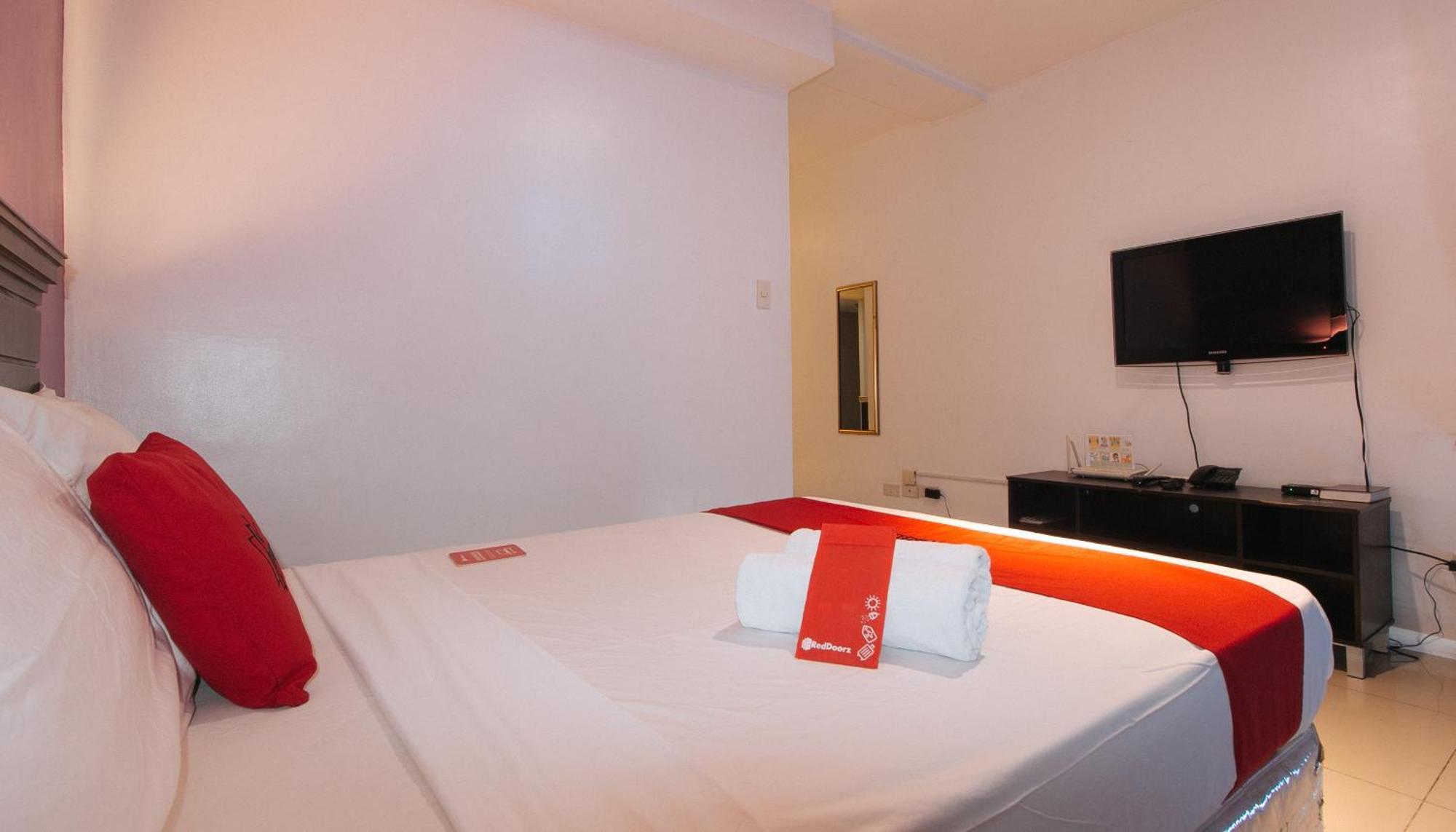 Reddoorz @ Melbourne Suites Makati Макати Экстерьер фото