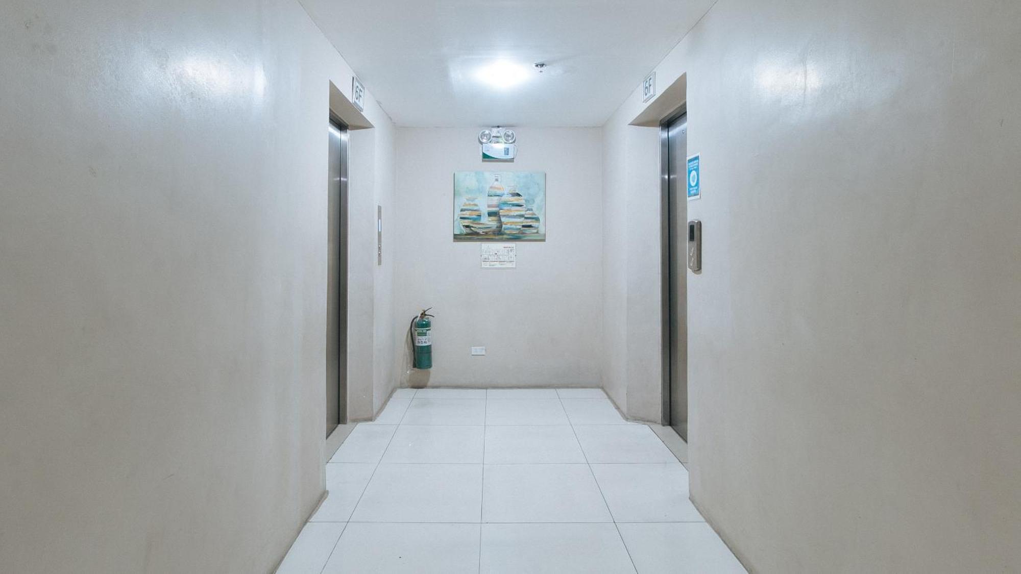 Reddoorz @ Melbourne Suites Makati Макати Экстерьер фото